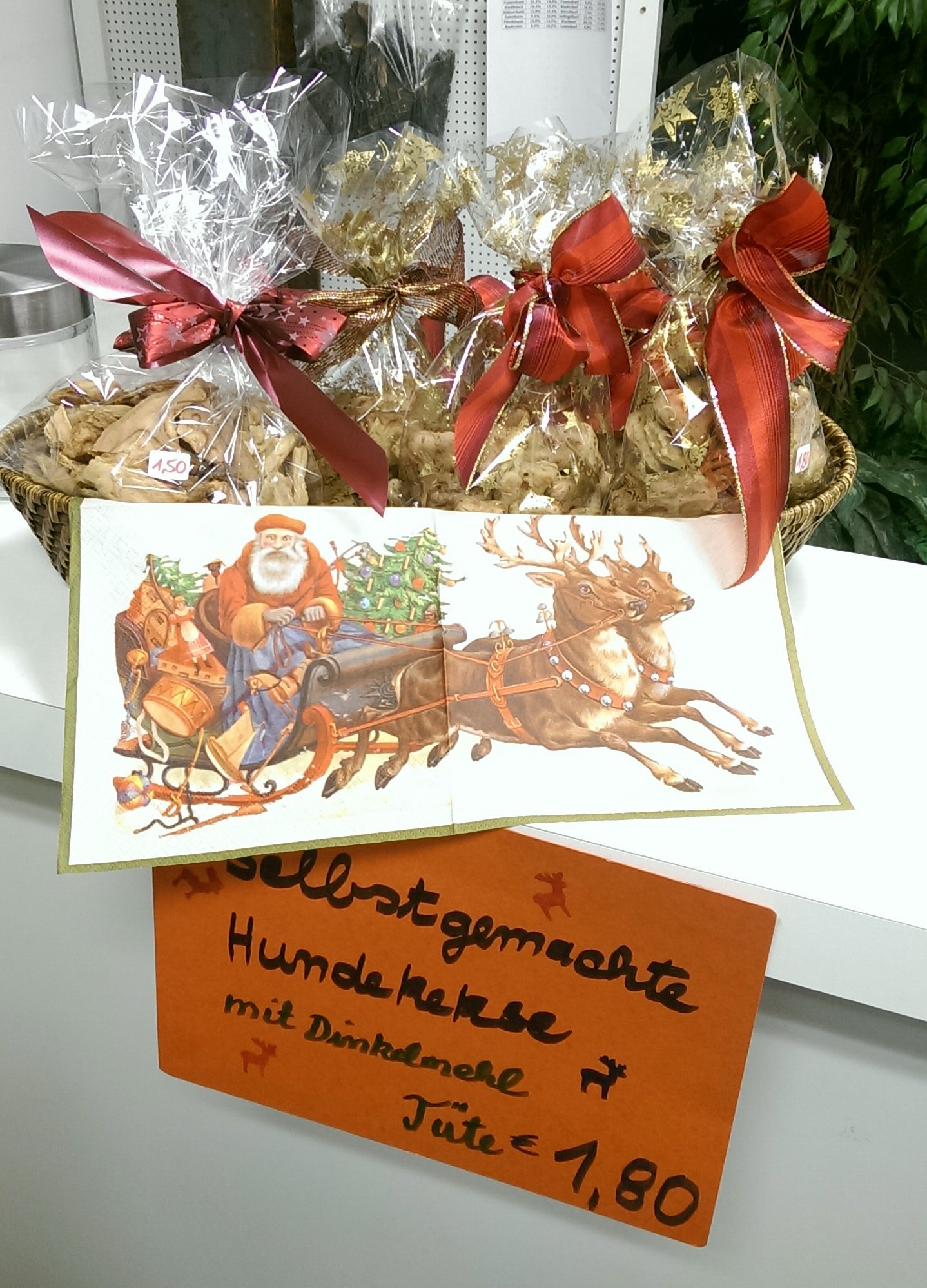 Selbst gebackene Hundekekse.
aus Dinkelmehl, Hühnerbrühe und andere gesunden Zutaten.